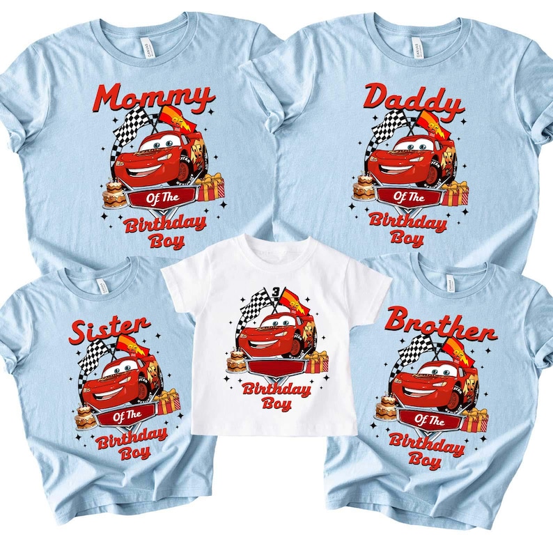 Pu&ograve; includere: T-shirt azzurre e bianche con una grafica di auto da corsa rossa e le scritte "Mommy", "Daddy", "Sister" e "Brother". Una t-shirt bianca con la stessa grafica e la scritta "Birthday Boy". Le magliette sono per una festa di compleanno.