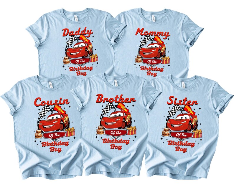 Pu&ograve; includere: Magliette azzurre con una grafica di un'auto da corsa rossa, una bandiera a scacchi e le scritte "Daddy", "Mommy", "Cousin", "Brother" e "Sister" sopra "Of The Birthday Boy".