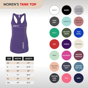 Pu&ograve; includere: Un top senza maniche viola da donna con design a vogatore. L'immagine include una tabella delle taglie con misure in pollici e una tavolozza di colori con varie tonalit&agrave; come nero, rosso e blu navy. Il testo "WOMEN'S TANK TOP" &egrave; in alto.
