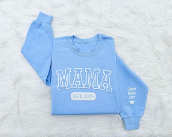 Sudadera abullonada azul claro con el texto "Mama EST" / Suéter "MAMA" / Cuello redondo rosa para mujer / Sudadera personalizada / Sudadera abullonada de vinilo / Regalo para mamá