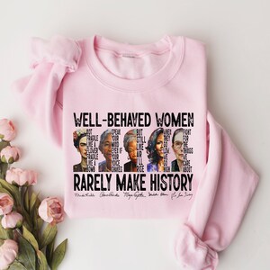Sudadera con el lema "Las mujeres bien educadas rara vez hacen historia", camiseta feminista, camiseta de empoderamiento femenino, camiseta de mujeres fuertes, camiseta de derechos de las mujeres imagen 3