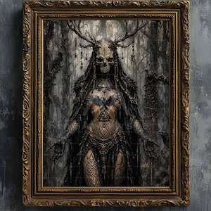 Puede incluir: Una impresión artística enmarcada que muestra una figura esquelética oscura con grandes astas, vistiendo una capa negra y marcas corporales intrincadas. La figura se encuentra en un bosque brumoso con cuervos, en un marco dorado ornamentado.