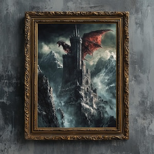 Könnte beinhalten: Ein gerahmter Fantasy-Kunstdruck, der eine dunkle, imposante Burg zeigt, die auf einem Berg thront, mit einem roten Drachen, der darüber schwebt. Die Burg ist von Nebel und Dunst umgeben, was eine Atmosphäre von Geheimnis und Gefahr erzeugt.