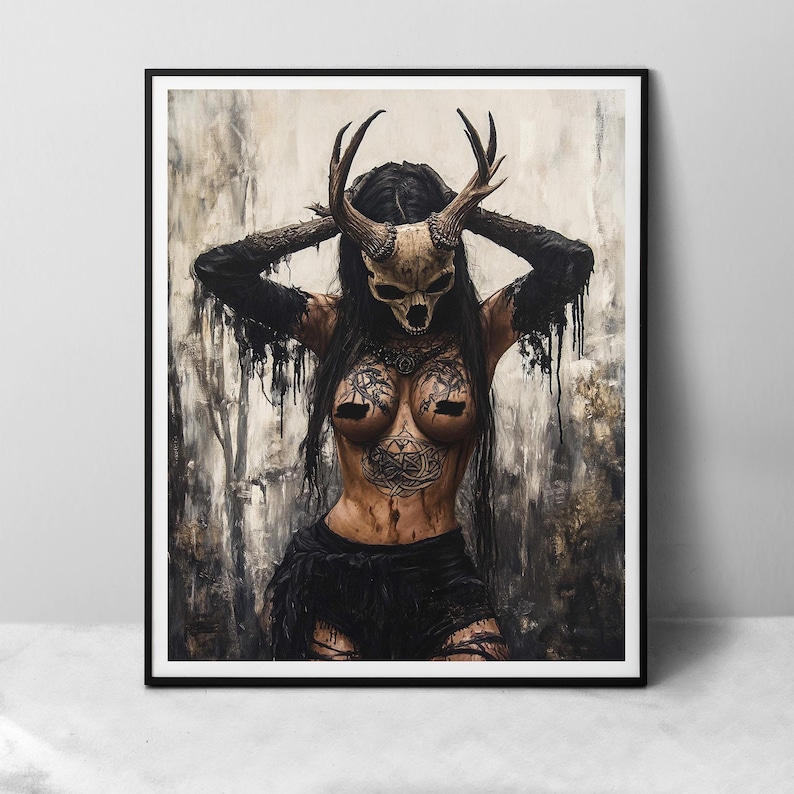 Puede incluir: Una impresi&oacute;n de arte mural enmarcada que representa una figura con una m&aacute;scara de calavera con cuernos y ropa oscura y harapienta. La figura tiene el pelo largo y oscuro, tatuajes complejos en el pecho y un fondo de bosque abstracto en tonos marrones.