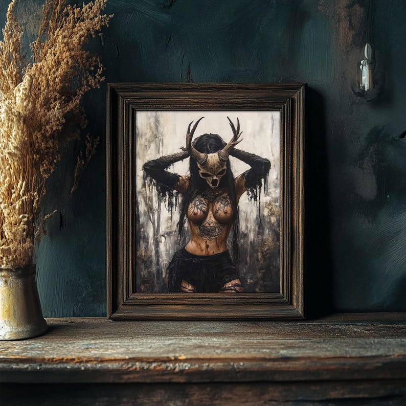 Puede incluir: Una l&aacute;mina de arte enmarcada que muestra una figura de pelo largo y oscuro con una m&aacute;scara de calavera con astas, mangas oscuras andrajosas y pantalones cortos oscuros. La figura tiene tatuajes intrincados en el pecho y el torso, sobre un fondo de bosque brumoso, en un marco de madera oscura y desgastada.