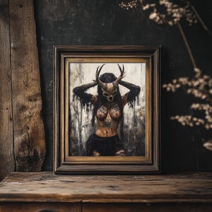 Puede incluir: Una impresi&oacute;n art&iacute;stica enmarcada que muestra una figura con una m&aacute;scara de calavera con grandes astas, ropa oscura hecha jirones y tatuajes complejos en el pecho. La figura se sit&uacute;a sobre un fondo de bosque brumoso, en un marco de madera oscura.