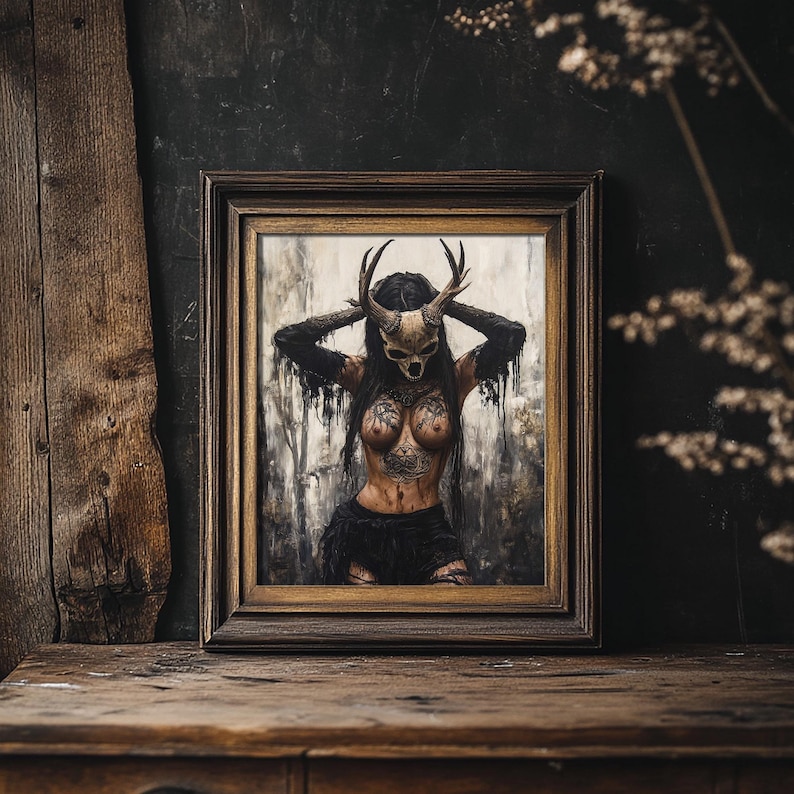 Puede incluir: Una impresi&oacute;n art&iacute;stica enmarcada que muestra una figura con una m&aacute;scara de calavera con grandes astas, ropa oscura hecha jirones y tatuajes complejos en el pecho. La figura se sit&uacute;a sobre un fondo de bosque brumoso, en un marco de madera oscura.
