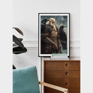 K&ouml;nnte beinhalten: Ein digitaler Kunstdruck eines b&auml;rtigen Mannes in Kriegerkleidung, mit zwei Raben auf seinen Schultern. Der Mann tr&auml;gt eine dunkelbraune Lederjacke, ein Kettenhemd und einen Helm mit H&ouml;rnern. Die Raben sind schwarz mit dunklen Augen. Der Hintergrund ist ein dunkler, st&uuml;rmischer Himmel.