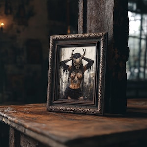 Puede incluir: Una obra de arte rectangular enmarcada que presenta una ilustraci&oacute;n oscura de una figura con cabello largo y oscuro, que lleva una m&aacute;scara de calavera con cuernos y ropa harapienta. El marco es marr&oacute;n oscuro con un borde decorativo tallado.