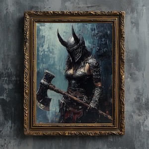 以下が含まれることがあります： 角のある暗いヘルメットをかぶった女性が大きな斧を持っている絵画。女性は暗い鎧と腰に赤い布を巻いています。背景は濃い青と緑です。