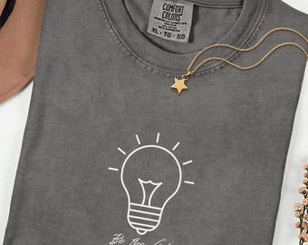 コンフォートカラーズ クリスチャンTシャツ、聖書の一節、電球のグラフィック