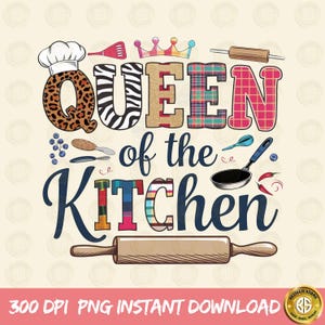 Peut inclure: Un design graphique coloré avec le texte "Queen of the Kitchen" en lettres bleues. Le graphique présente un chapeau de chef, un rouleau à pâtisserie, une spatule, une poêle à frire, une couronne et une variété de tissus à motifs.
