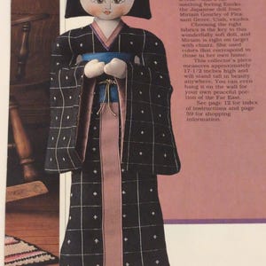 Puede incluir: Mu&ntilde;eca hecha a mano llamada Emiko, vestida con un kimono negro con un patr&oacute;n de cuadr&iacute;cula blanca y detalles en rosa. La mu&ntilde;eca tiene un peinado bob negro y mide aproximadamente 44.5 cm de alto. La imagen incluye el texto "Emiko, Oriental Lady."