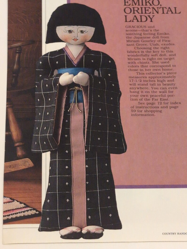 Puede incluir: Mu&ntilde;eca hecha a mano llamada Emiko, vestida con un kimono negro con un patr&oacute;n de cuadr&iacute;cula blanca y detalles en rosa. La mu&ntilde;eca tiene un peinado bob negro y mide aproximadamente 44.5 cm de alto. La imagen incluye el texto "Emiko, Oriental Lady."