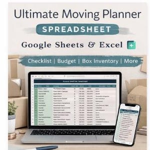 Könnte beinhalten: Ein Laptop und ein Smartphone zeigen eine Umzugsplaner-Tabelle. Der Laptop-Bildschirm zeigt eine detaillierte Checkliste, ein Budget und ein Box-Inventar. Der Text "Ultimate Moving Planner" und "SPREADSHEET" sind sichtbar, sowie "Google Sheets & Excel +".