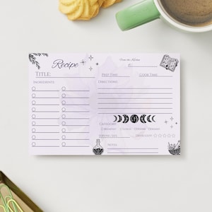 Könnte beinhalten: Eine Rezeptkarte mit einem lila-weißen Blumendesign. Die Karte enthält Abschnitte für Titel, Zutaten, Zubereitungszeit, Kochzeit, Anweisungen, Kategorie, Portionsgröße und Notizen. Dekorative Elemente sind Sterne, Monde und botanische Illustrationen.