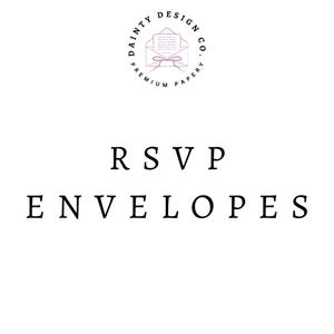Peut inclure: Fond blanc avec le texte "RSVP ENVELOPES" en police serif. Au-dessus, un logo circulaire avec "DAINTY DESIGN CO. PREMIUM PAPERY" autour d'une illustration d'enveloppe.