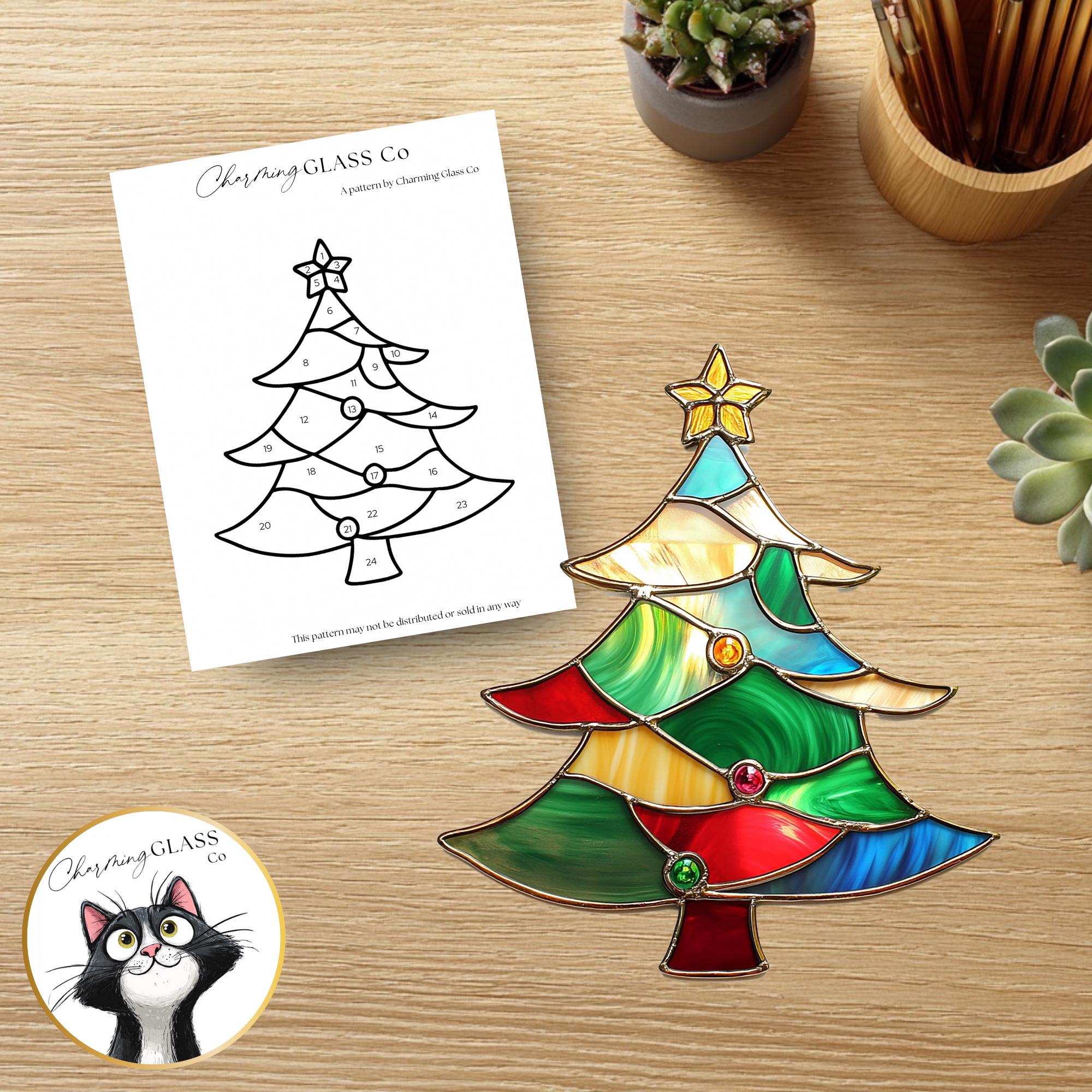 幻想的なステンドグラスのクリスマスツリーのパターン（デジタル