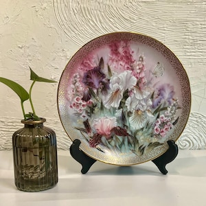 Exquisito plato de porcelana floral vintage de Lena Liu con borde dorado, diseño de iris y mariposa pintado a mano.