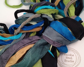 Nastro di seta dipinto a mano: Blue Green Waters, forniture per gioielli di Marsha Neal Studio