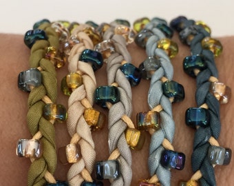 Kit fai da te per braccialetti intrecciati in seta: braccialetti dell'amicizia per adulti di Marsha Neal Studio