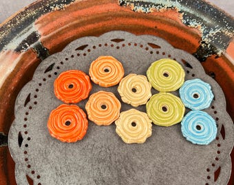 Perline in ceramica fatte a mano: orecchini a disco con trama a spirale, coppia di Marsha Neal Studio