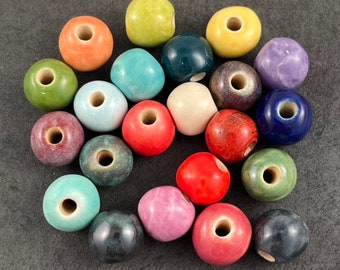 Perline rotonde in ceramica fatte a mano da Marsha Neal Studio. Scegli i tuoi colori.