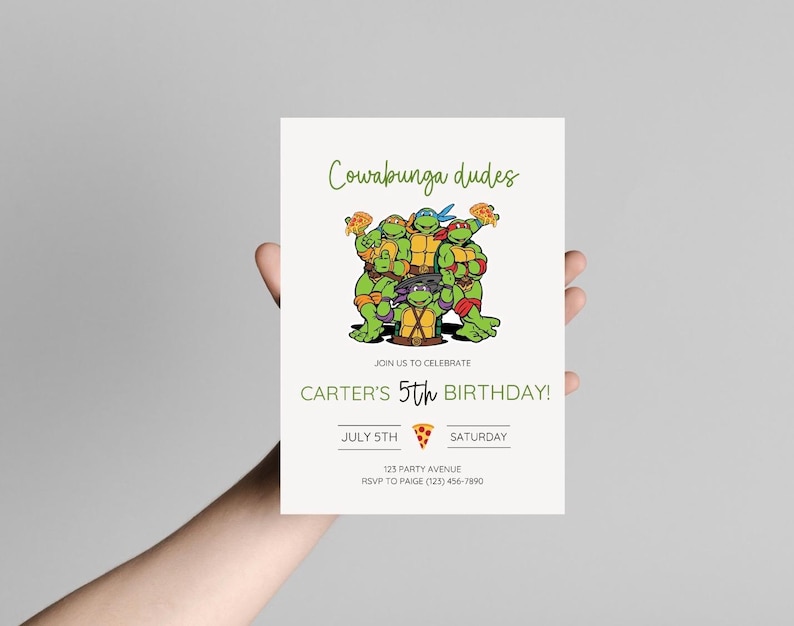 Peut inclure: Une invitation d'anniversaire avec les personnages de dessin anim&eacute; des Tortues Ninja. L'invitation est blanche avec du texte vert qui dit "Cowabunga dudes" et "Carter's 5th Birthday!" L'invitation comprend &eacute;galement la date "July 5th" et l'heure "Saturday".