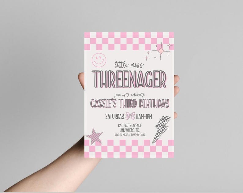Puede incluir: Una invitaci&oacute;n de cumplea&ntilde;os rosa y blanca con el texto "little miss THREENAGER" y "CASSIE'S THIRD BIRTHDAY". La invitaci&oacute;n incluye una carita sonriente, estrellas, un lazo y un rayo.