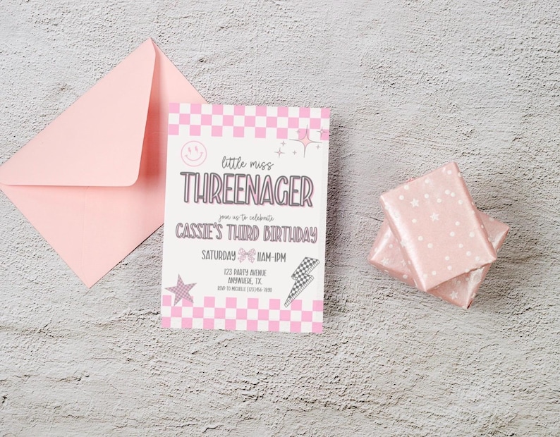 Puede incluir: Una invitaci&oacute;n de cumplea&ntilde;os rosa con un patr&oacute;n de cuadros y el texto "little miss THREENAGER" se muestra. La invitaci&oacute;n incluye detalles para el tercer cumplea&ntilde;os de Cassie. Tambi&eacute;n se ven un sobre rosa y dos regalos envueltos.