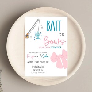 Könnte beinhalten: Eine weiße Einladungskarte mit dem Text "BAIT OR BOWS NOBODY KNOWS". Die Karte zeigt eine Angelrute mit einem blauen Fisch und eine rosa Schleifenillustration. Die Einladung ist für die Veranstaltung von Paige und John.