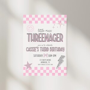 Puede incluir: Invitaci&oacute;n de cumplea&ntilde;os a cuadros rosas y blancos con el texto "little miss THREENAGER" y "CASSIE'S THIRD BIRTHAY". La invitaci&oacute;n incluye una estrella, un rayo y una carita sonriente.
