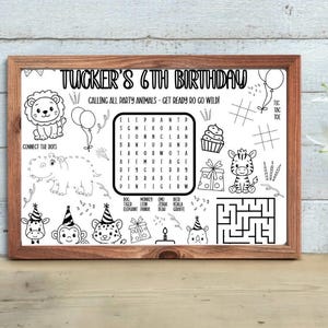 Op de afbeelding: Een zwart-wit activiteitenblad in een houten lijst, ontworpen voor een 6e verjaardag. Het bevat een woordzoeker, verbind de stippen, een doolhof en illustraties van dieren. De tekst luidt "Tucker's 6th Birthday" en "Calling all party animals".