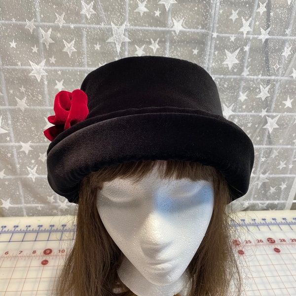 Chapeau riche en VELVET noir avec rose de velours bordeaux, chapeau de velours pour femmes, chapeau de velours d’hiver, chapeau de velours noir