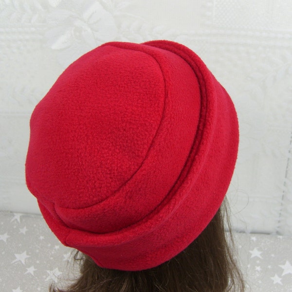 Chapeau en polaire adulte PILLBOX, chapeau polaire rouge, chapeau polaire femme, chapeau d’hiver rouge femme, chapeau d’hiver pour homme