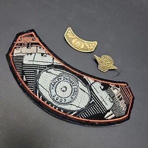以下が含まれることがあります： ハーレーダビッドソンのパッチとピンの詰め合わせ。最大のパッチは、「HARLEY OWNERS GROUP 2007」のテキストが入った詳細なエンジンデザインが特徴です。翼のデザインと「HOG」のテキストが入った2つの金色のピンも付いています。