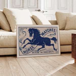 Pferd Sicherheit Streichhölzer | Schweden Illustration, Streichholzschachtel Wand Kunst Poster, Retro Streichholzschachtel Kunstwerk, trendiges blaues Sammelbild