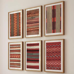 Puede incluir: Seis obras de arte enmarcadas que presentan coloridos diseños textiles tejidos. La obra de arte muestra una variedad de patrones, incluyendo rayas y formas geométricas. La paleta de colores incluye tonos de rojo, naranja, marrón y negro.