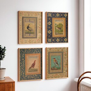 Set van 4 Perzische miniatuurafdrukken | Vier dierenposters, Indiaas kunstwerk, 19e-eeuwse Mughal-schilderij Francolin Deer Bijeneter Vogelmuurkunst