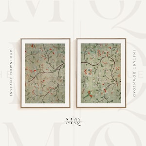 Peut inclure: Deux impressions d'art encadrées présentant un motif floral vintage sur fond vert. L'œuvre d'art présente des branches complexes, des fleurs rouges et blanches et de petits oiseaux. Les cadres sont de couleur marron clair.