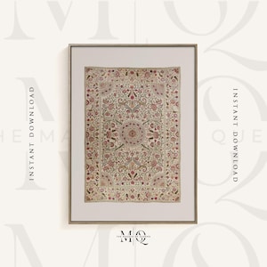 Puede incluir: Una impresión enmarcada de una alfombra vintage con un patrón floral en tonos de rosa, verde y blanco. La alfombra está rodeada por un marco marrón claro.