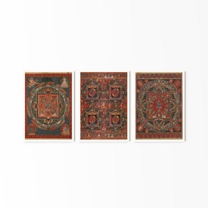 Puede incluir: Tres impresiones enmarcadas con intrincados y coloridos diseños de mandala. La obra de arte presenta una rica paleta de rojos, azules y dorados, con patrones detallados e imágenes simbólicas. Cada impresión está encerrada en un marco blanco.