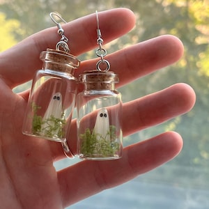 Pendientes de fantasma en frasco que brillan en la oscuridad, pendientes &quot;Adopta un fantasma&quot;, joyas espeluznantes, pendientes de Halloween, fantasma en una botella, regalos de fiesta de Halloween