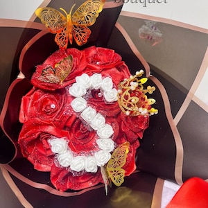 Rosas de cetim + carta com glitter