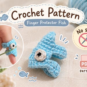 Może przedstawiać: Jasnoniebieski szydełkowany ochraniacz na palec w kształcie ryby z białym okiem i czarną źrenicą. Obraz zawiera tekst Crochet Pattern, Finger Protector Fish, No sew oraz PDF Pattern, pokazując przedmiot założony na palec.