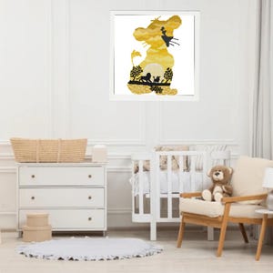 Puede incluir: Una impresión enmarcada en blanco de una silueta de león con una escena de puesta de sol en su interior. El león está mirando hacia el lado derecho de la imagen. La escena de la puesta de sol incluye un pequeño pájaro volando sobre la cabeza del león y un grupo de leones caminando en la distancia.