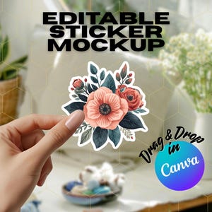 Könnte beinhalten: Ein floraler Aufkleber-Mockup mit einem Strauß pfirsichfarbener Blumen mit dunkelgrünen Blättern und roten Akzenten. Der Aufkleber wird von einer Hand gehalten. Der Text auf dem Bild lautet "EDITABLE STICKER MOCKUP" und "Drag & Drop in Canva."