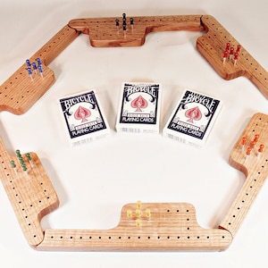 Pegs and Jokers Spiel Set - Quarter-Sawn Red Oak - Kostenloser Versand - Brettspiel - Einweihungsgeschenk - Hochzeitsgeschenk - Murmeln und Jokers