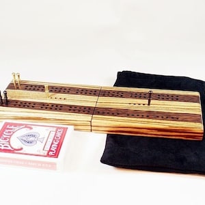 Planche de cribbage pliante en bois - Bois de zèbre et wengé - 2 joueurs avec chevilles en métal et rangement pour cartes | Lit de bébé de voyage compact | Taille standard