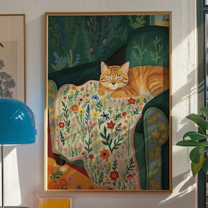 Puede incluir: Una pintura de un gato atigrado naranja durmiendo en un sillón verde con un cojín de estampado floral. El fondo es verde oscuro con plantas verdes y amarillas.